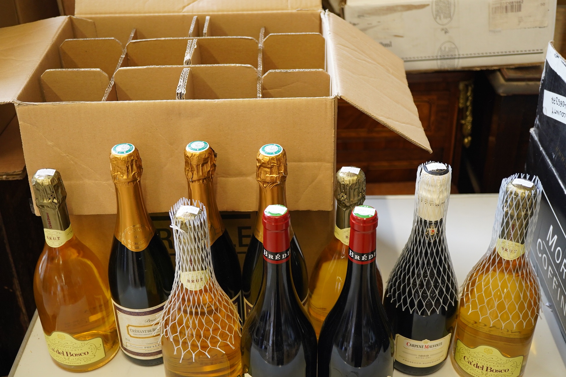 A mixed parcel of white and sparkling white wine